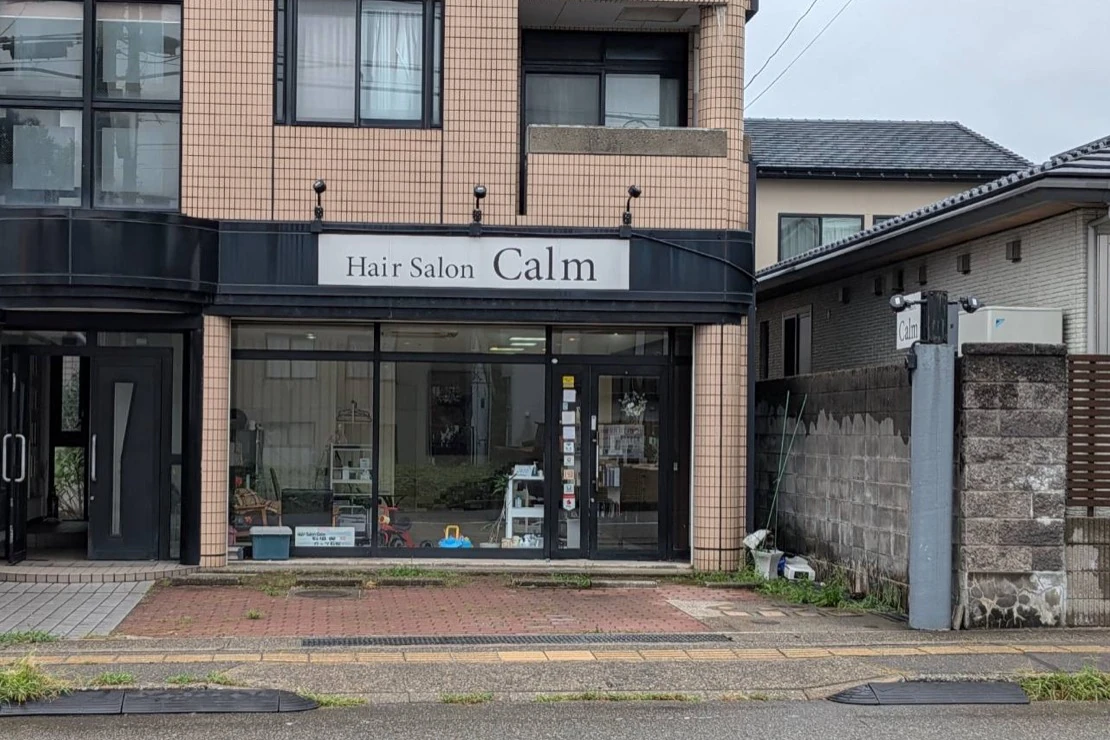 道路側から見たHair Salon Calmの店舗正面