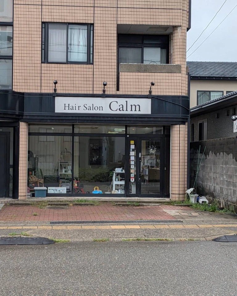 道路側から見たHair Salon Calmの店舗正面