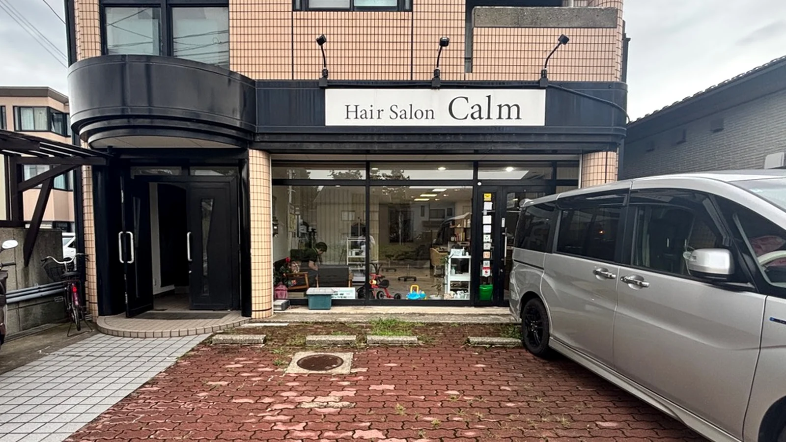 道路から見たHair Salon Calmの店舗外観