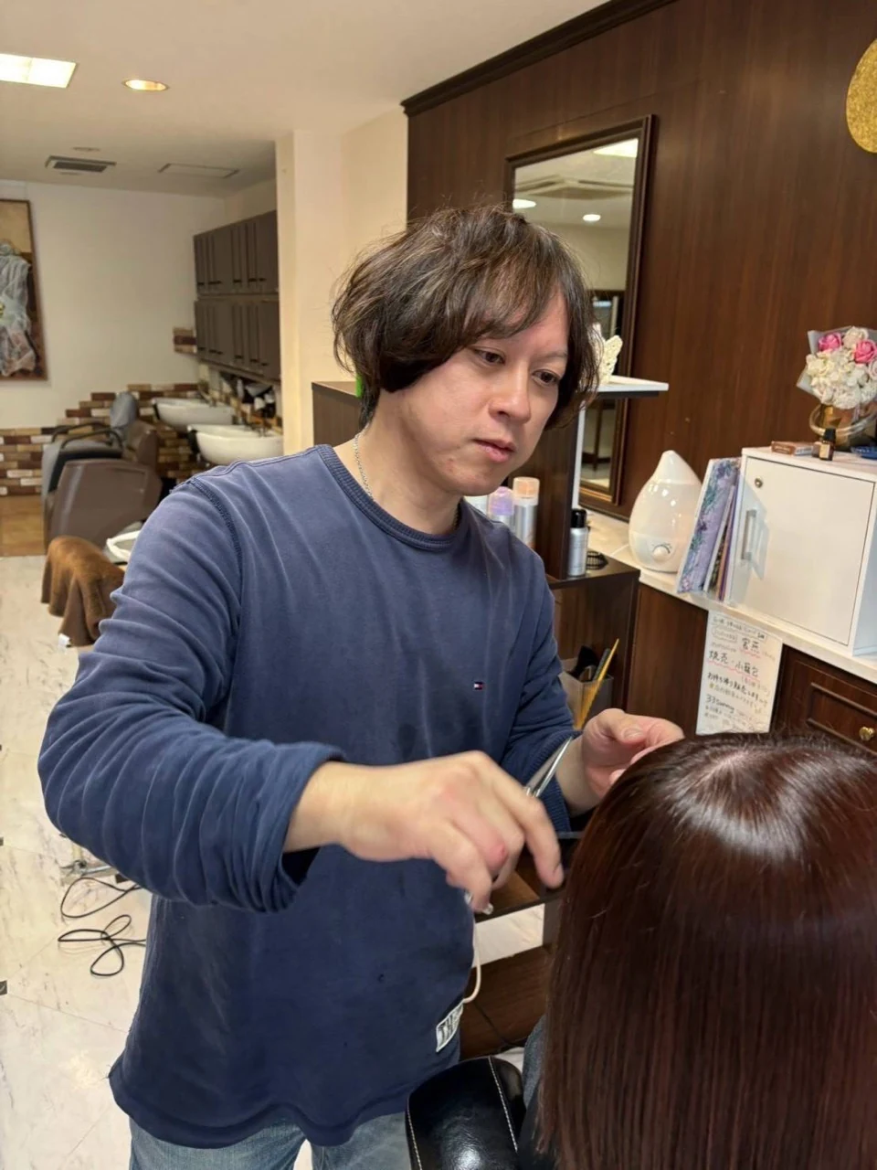 Hair Salon Calmのオーナー石垣保が施術する様子