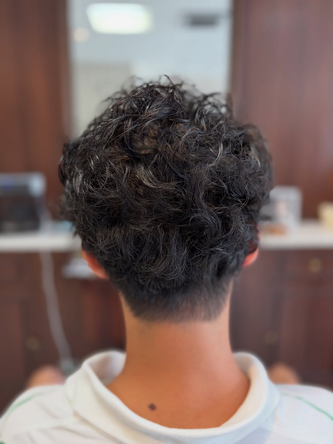 Hair Salon Calmの動きのあるメンズパーマの後ろ姿